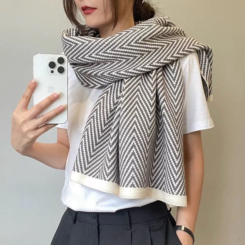 幾何学模様のニット女性用スカーフ